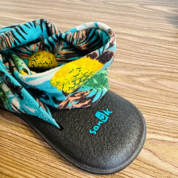 Sanuk Sandals - Picture 4 of 9